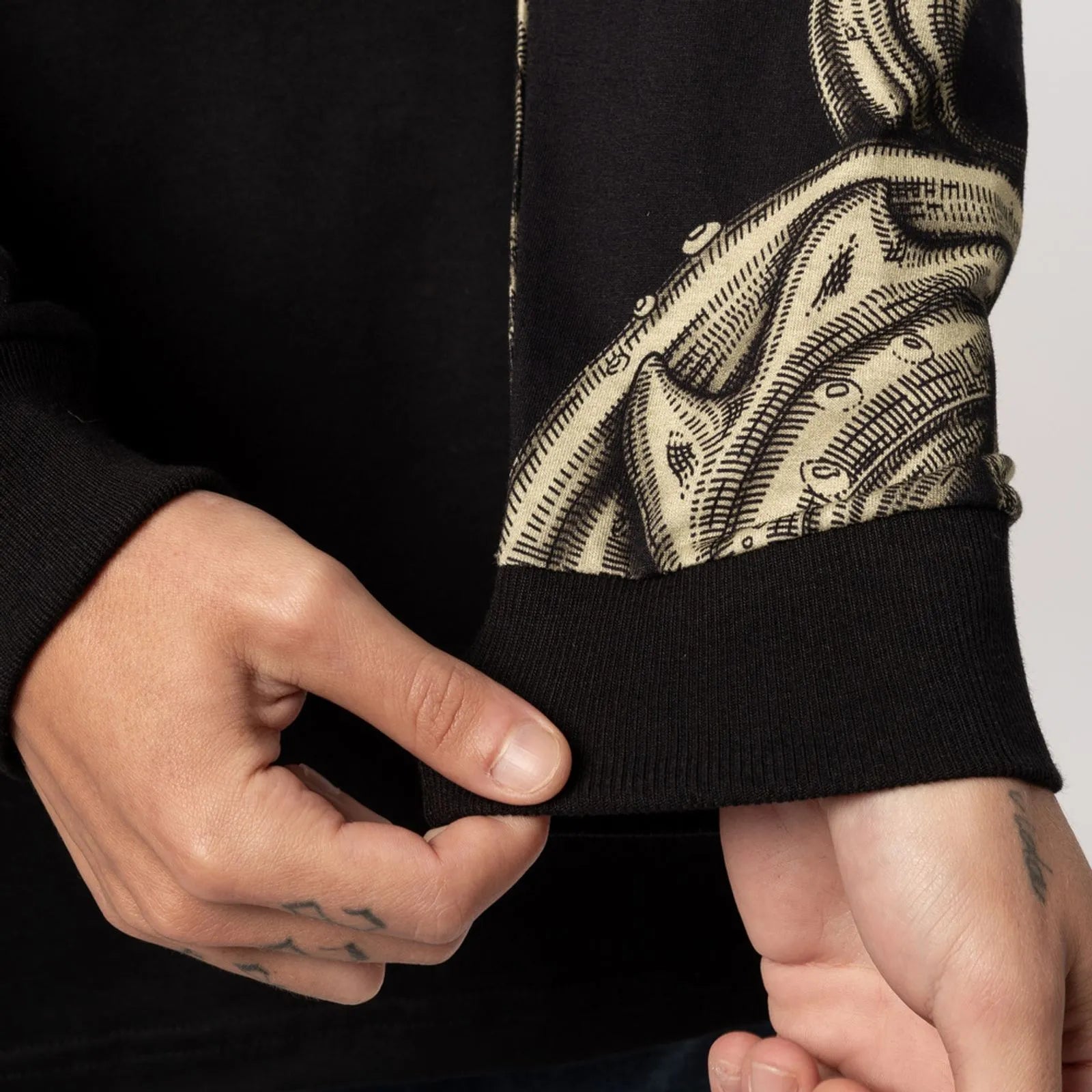 Camiseta Especial Manga Longa MCD Leviathan