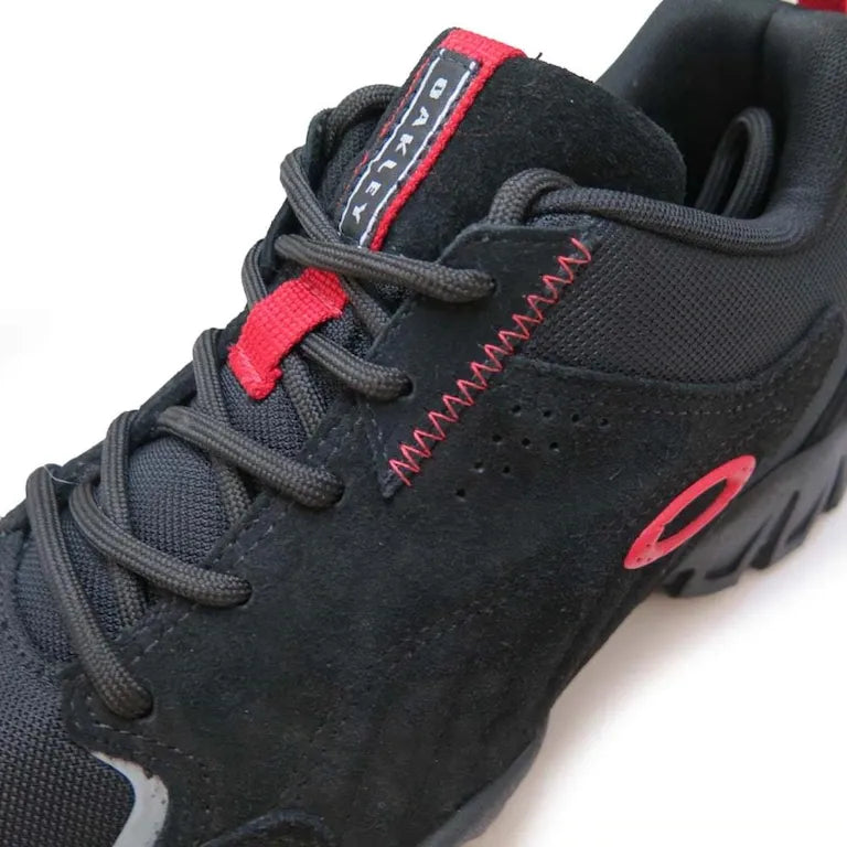 Tênis OAKLEY Attack - Preto/vermelho