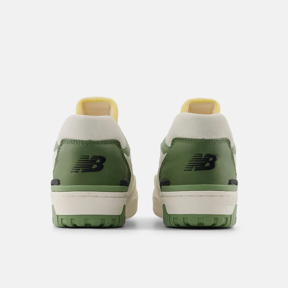 Tênis NEW BALANCE 550 Masculino - Bege Claro/Verde