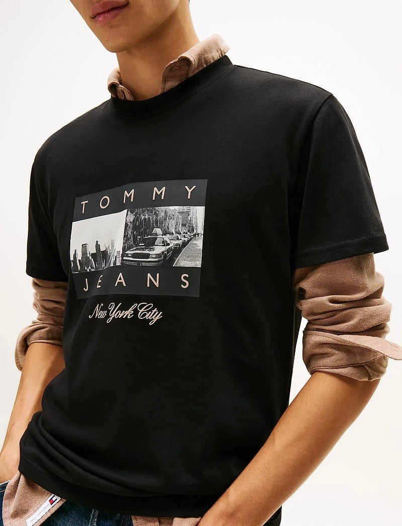 Camiseta Tommy Jeans REG PHOTO FLAG SS TEE - Preto