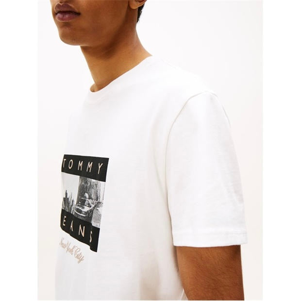 Camiseta Tommy Jeans Photo Flag Regular Fit - Off White