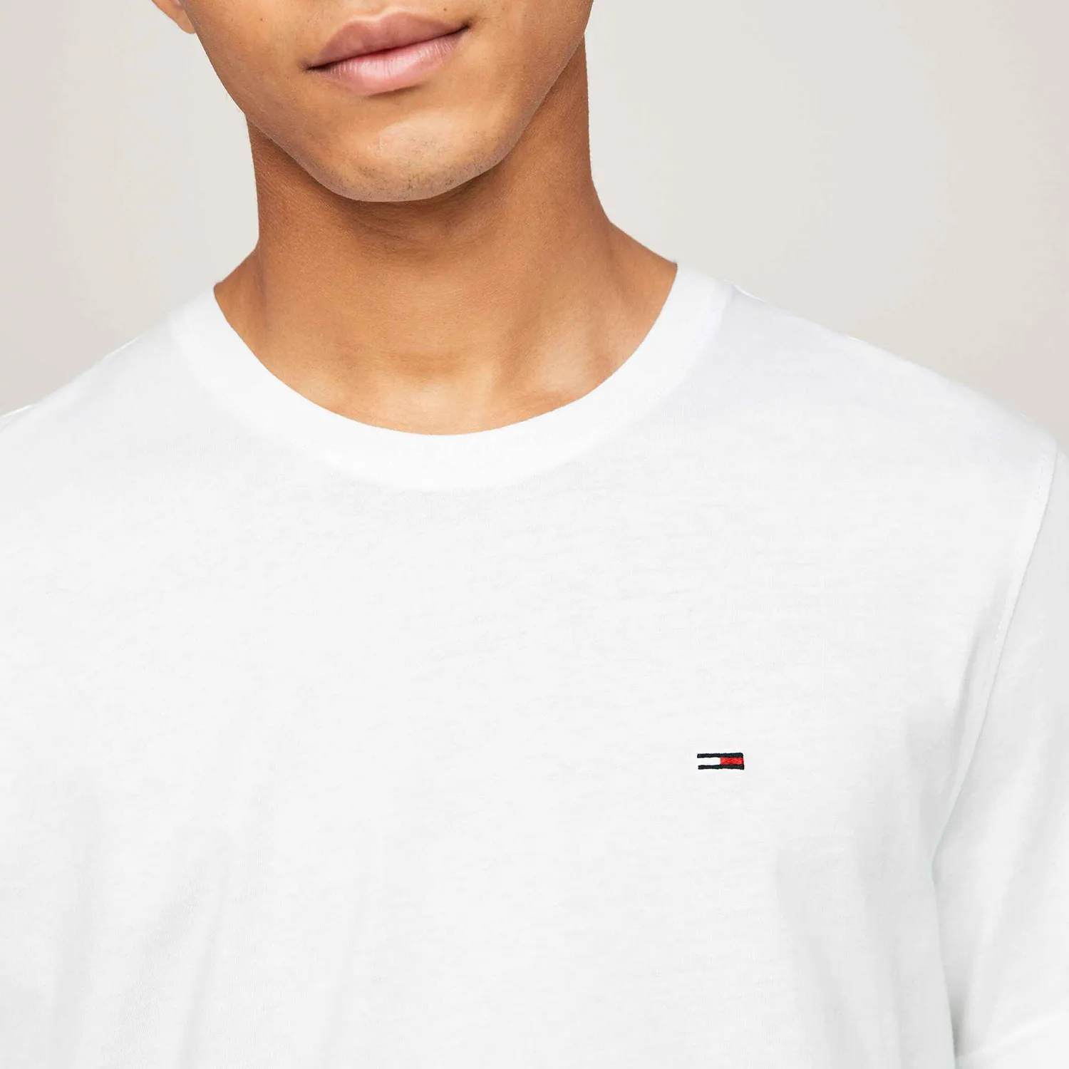 CAMISETA CLÁSSICA GOLA C TOMMY JEANS - Branca