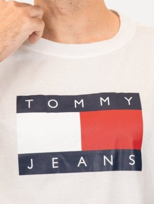 Camiseta Tommy Jeans Regular Skate Flag - Off White