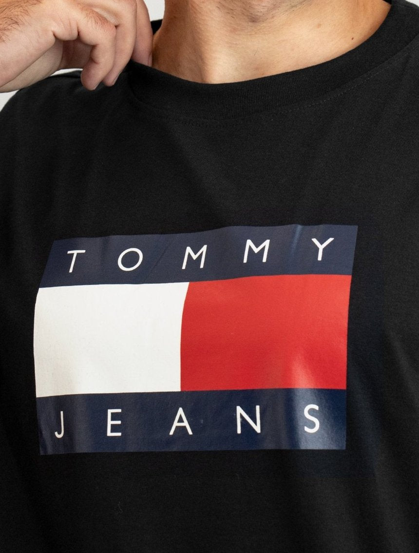 Camiseta Tommy Jeans Regular Skate Flag - Preto